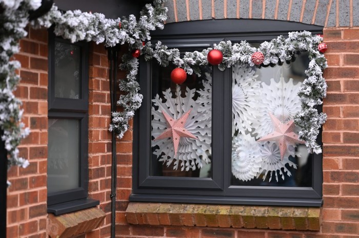 How to decorate windows inside for christmas