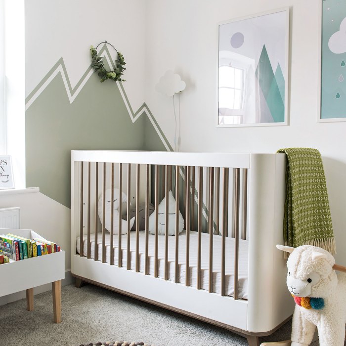 How to decorate small baby room