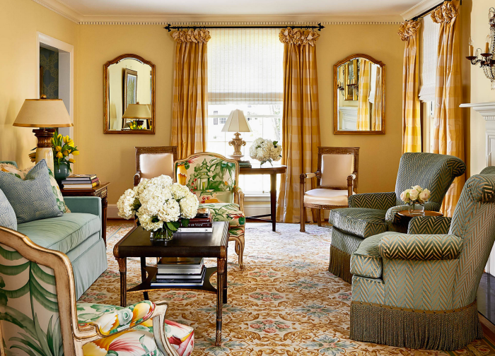 How to decorate a small traditional living room