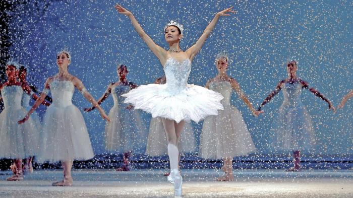 What ballet starts with decorating a christmas tree