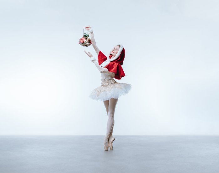 What ballet starts with decorating a christmas tree