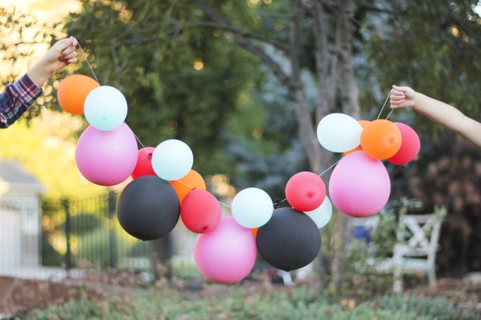 How to make balloon decoration at home