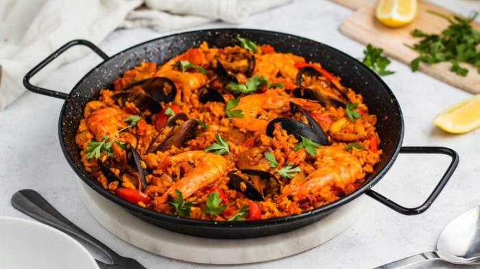 How to cook seafood paella spanish style